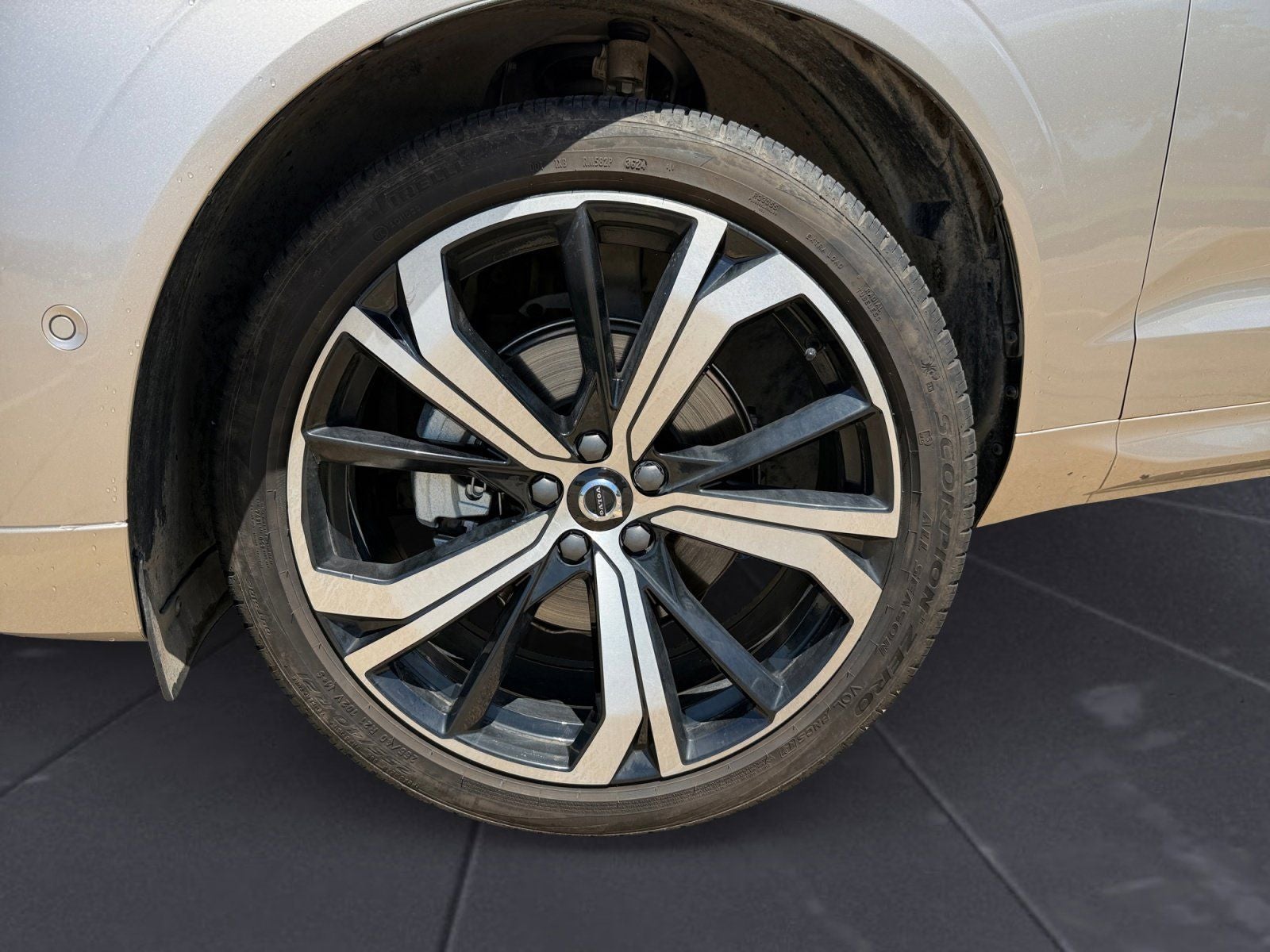 2025 Volvo XC60 B5 Ultra